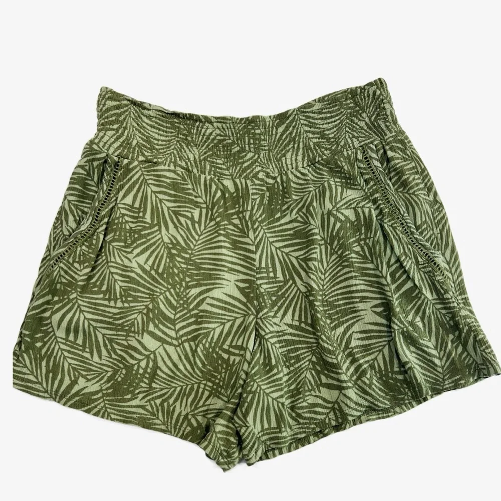 Three Dots Contrasting Sage Green Leaf Print Women's Rayon Shorts size L
